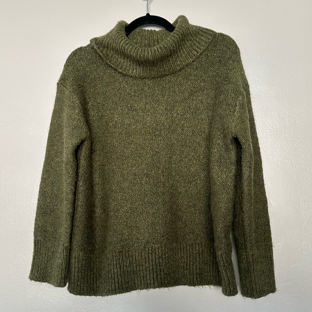 Banana Republic Forest Green Turtle Neck Sweater size XS